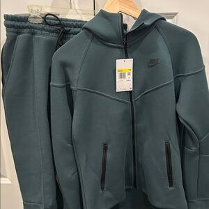 Women’s Nike tech jungle green Jacket and Pants Set NWT Small